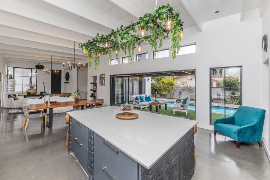 5 Bedroom Property for Sale in Mikro Park Western Cape